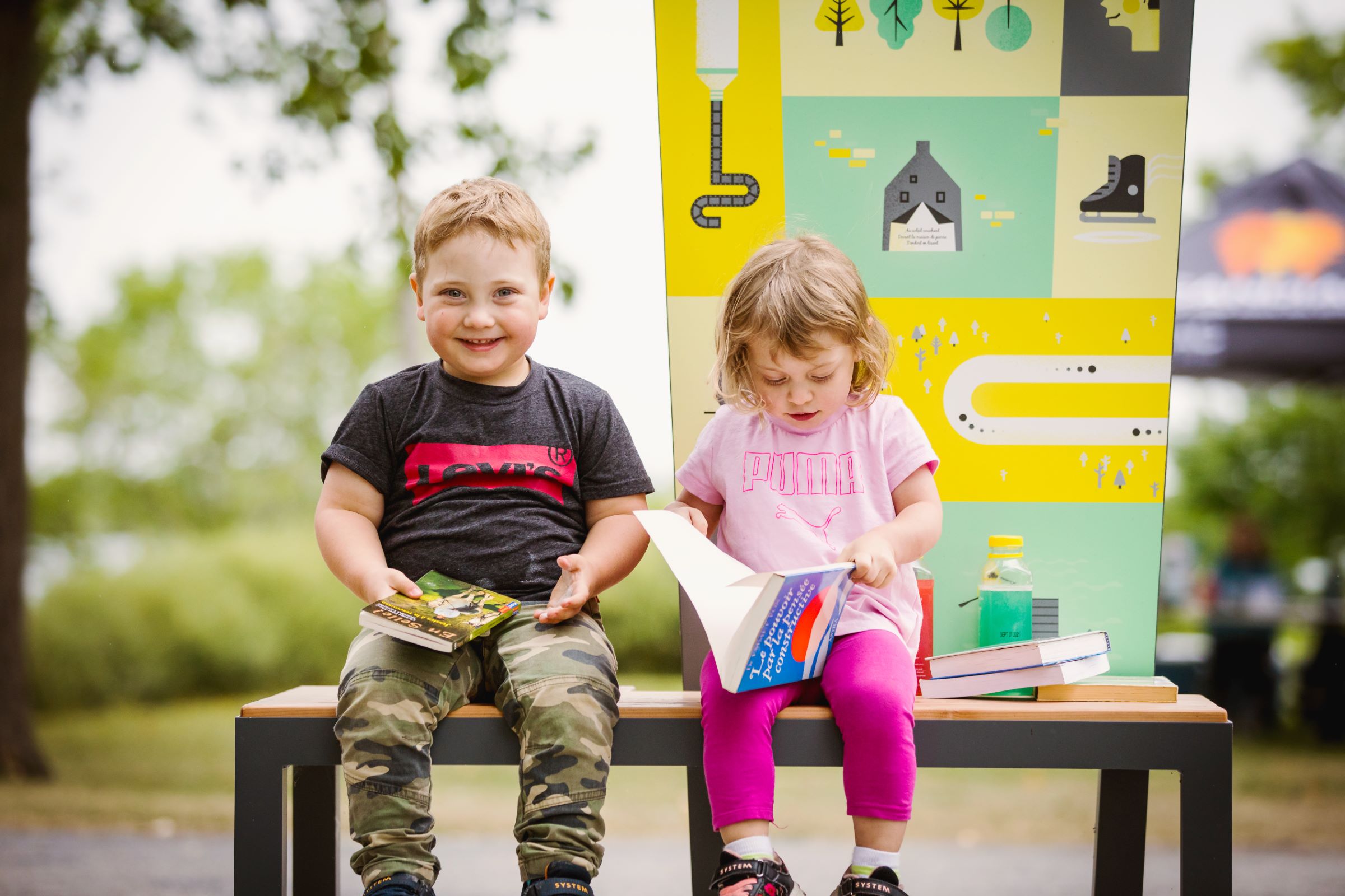 Des enfants lisent sur le banc de la microbiblioth&egrave;que